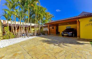 Imagem: A casa possui 3 Dormitórios, 3 Banheiros, 5 Vagas na garagem