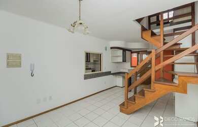 Imagem: A casa em condomínio possui 3 Dormitórios, 1 Banheiro, 2 Vagas