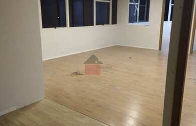 Imagem: O depósito possui 2 Vagas na garagem e 160m² de Área e está