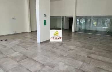 Imagem: O depósito possui 3 Vagas na garagem, 330m² de Área e está