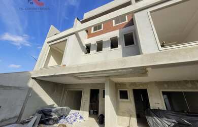 Imagem: A casa possui 3 Dormitórios, 4 Banheiros, 2 Vagas na garagem