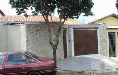 Imagem: A casa possui 4 Dormitórios, 4 Banheiros, 2 Vagas na garagem