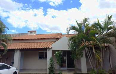 Imagem: A casa possui 3 Dormitórios, 3 Banheiros, 5 Vagas na garagem