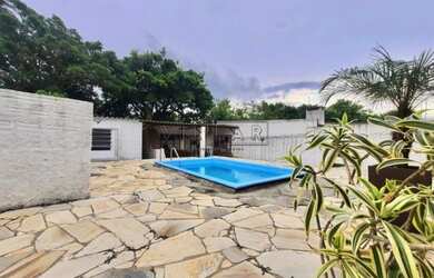 Imagem: A casa possui 3 Dormitórios, 2 Banheiros, 5 Vagas na garagem