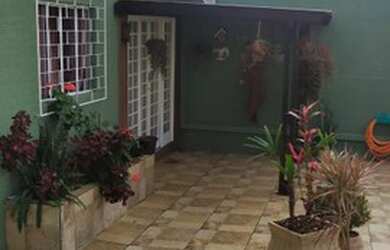 Imagem: A casa possui 3 Dormitórios, 2 Banheiros, 2 Vagas na garagem