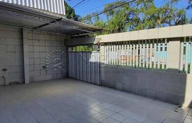 Imagem: A casa possui 3 Dormitórios, 2 Banheiros, 1 Vaga na garagem