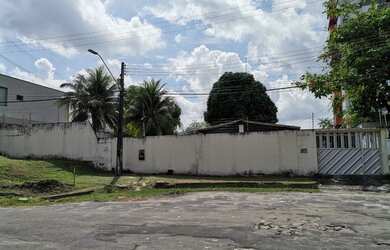 Imagem: O terreno possui 930m² de Área e está localizado em Adrianópolis