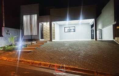 Imagem: A casa possui 3 Dormitórios, 2 Banheiros, 2 Vagas na garagem