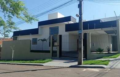 Imagem: A casa possui 3 Dormitórios, 4 Banheiros, 3 Vagas na garagem