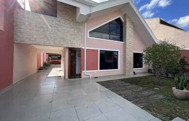 Imagem: A casa possui 3 Dormitórios, 3 Banheiros, 4 Vagas na garagem