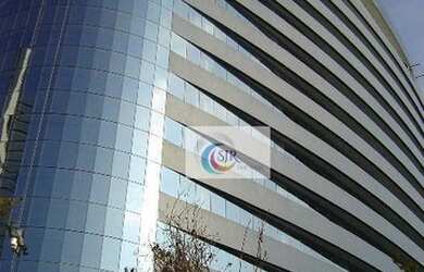 Imagem: O depósito para alugar possui 3 Vagas na garagem e 92m² de