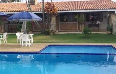 Imagem: A casa possui 4 Dormitórios, 3 Banheiros, 5 Vagas na garagem