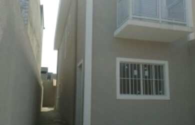 Imagem: A casa possui 3 Dormitórios, 3 Banheiros, 1 Vaga na garagem