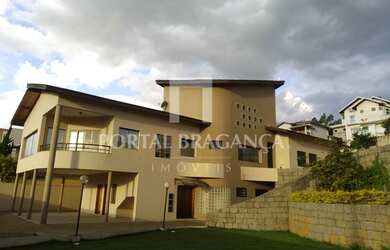 Imagem: A casa possui 4 Dormitórios, 5 Banheiros, 3 Vagas na garagem