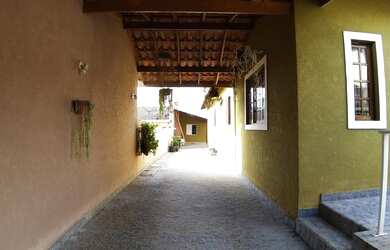 Imagem: A casa possui 3 Dormitórios, 2 Banheiros, 2 Vagas na garagem