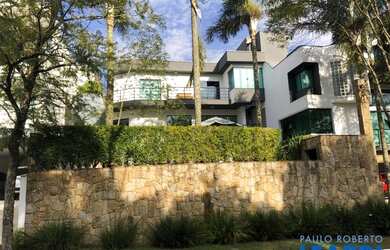 Imagem: A casa em condomínio possui 4 Dormitórios, 4 Banheiros e 782m²