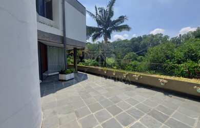 Imagem: A casa possui 4 Dormitórios, 5 Banheiros, 4 Vagas na garagem