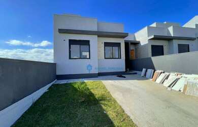 Imagem: A casa possui 3 Dormitórios, 2 Banheiros, 2 Vagas na garagem