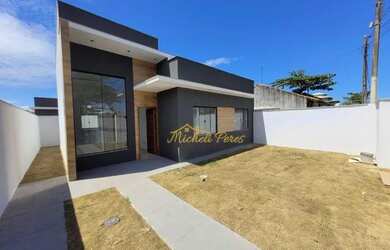 Imagem: A casa possui 3 Dormitórios, 2 Banheiros, 2 Vagas na garagem