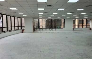 Imagem: O depósito possui 5 Vagas na garagem, 299m² de Área e está