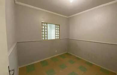 Imagem: A casa possui 2 Dormitórios, 1 Banheiro, 2 Vagas na garagem