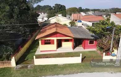 Imagem: A casa possui 3 Dormitórios, 2 Banheiros, 2 Vagas na garagem