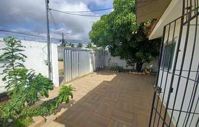 Imagem: A casa possui 3 Dormitórios, 2 Banheiros, 2 Vagas na garagem