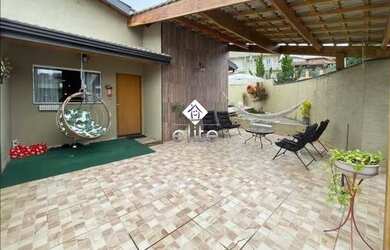 Imagem: A casa possui 3 Dormitórios, 2 Banheiros, 2 Vagas na garagem