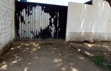 Imagem: A casa possui 3 Dormitórios, 3 Banheiros, 2 Vagas na garagem