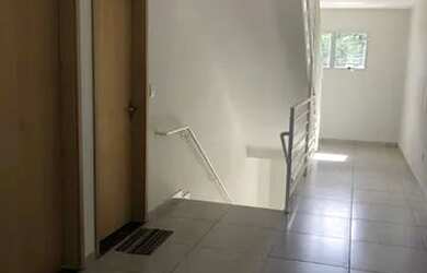 Imagem: O apartamento possui 3 Dormitórios, 1 Banheiro, 2 Vagas na