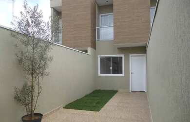 Imagem: A casa possui 2 Dormitórios, 3 Banheiros, 2 Vagas na garagem