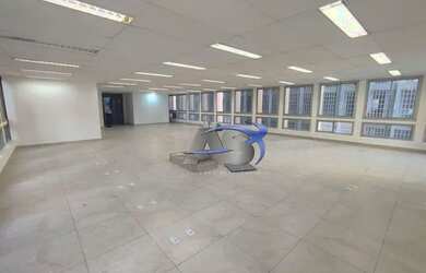 Imagem: O depósito para alugar possui 1 Vaga na garagem e 185m² de