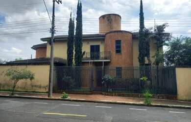 Imagem: A casa possui 4 Dormitórios, 3 Banheiros, 273m² de Área e