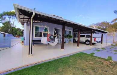 Imagem: A casa possui 3 Dormitórios, 2 Banheiros, 4 Vagas na garagem