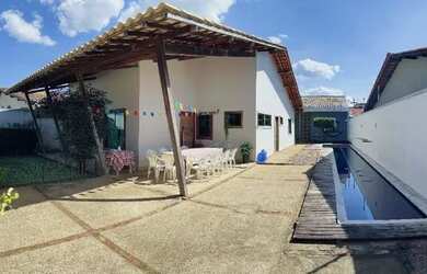 Imagem: A casa possui 3 Dormitórios, 3 Banheiros, 3 Vagas na garagem