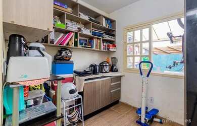 Imagem: A casa possui 4 Dormitórios, 2 Banheiros, 1 Vaga na garagem