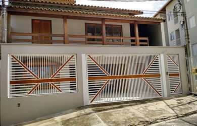 Imagem: A casa possui 4 Dormitórios, 4 Banheiros, 4 Vagas na garagem