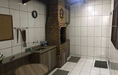 Imagem: O apartamento possui 3 Dormitórios, 1 Banheiro, 1 Vaga na garagem