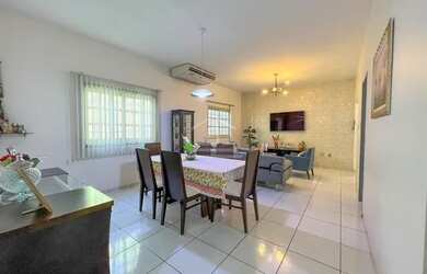 Imagem: A casa possui 4 Dormitórios, 3 Banheiros, 3 Vagas na garagem