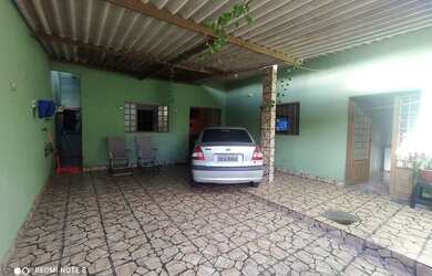 Imagem: A casa possui 3 Dormitórios, 2 Banheiros, 2 Vagas na garagem