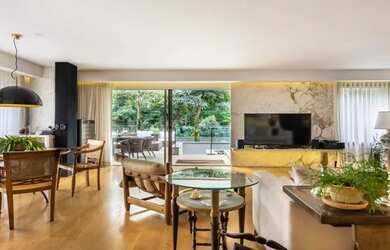 Imagem: A casa possui 4 Dormitórios, 4 Banheiros, 4 Vagas na garagem