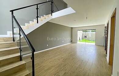 Imagem: A casa possui 4 Dormitórios, 3 Banheiros, 2 Vagas na garagem