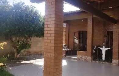 Imagem: A casa possui 3 Dormitórios, 1 Banheiro, 4 Vagas na garagem