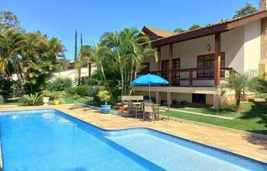 Imagem: A casa possui 4 Dormitórios, 4 Banheiros, 5 Vagas na garagem