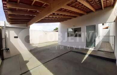 Imagem: A casa possui 2 Dormitórios, 2 Banheiros, 1 Vaga na garagem