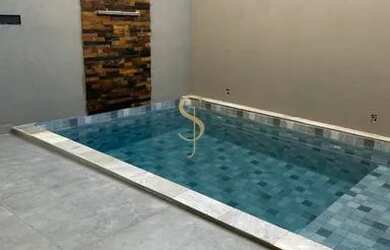 Imagem: A casa possui 2 Dormitórios, 2 Banheiros, 2 Vagas na garagem