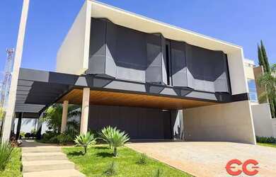 Imagem: A casa em condomínio possui 4 Dormitórios, 5 Banheiros, 4