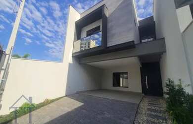 Imagem: A casa possui 3 Dormitórios, 3 Banheiros, 2 Vagas na garagem