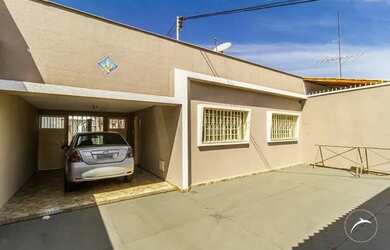 Imagem: A casa possui 3 Dormitórios, 3 Banheiros, 2 Vagas na garagem