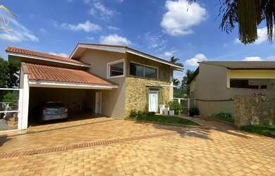 Imagem: A casa possui 4 Dormitórios, 5 Banheiros, 5 Vagas na garagem